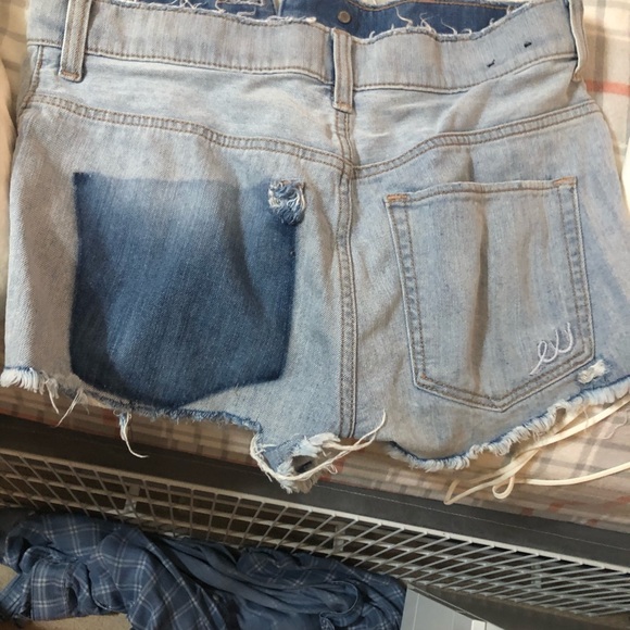 High waisted distressed jean shorts. Size 2 - Picture 1 of 2